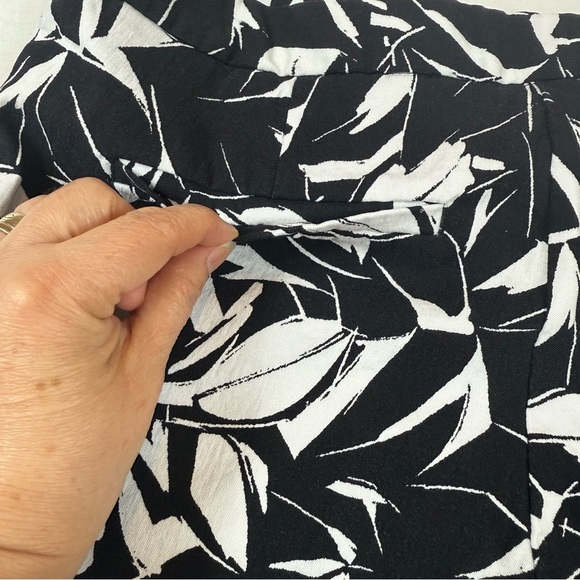 Mario Serrani Italy Tummy Control Black and White Leaf Print Shorts Size 8 - Picture 3 of 9